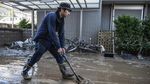 Warga Jepang Bersihkan Sisa Lumpur Pascabanjir