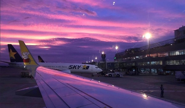 Banyak netizen yang membagikan foto langit di Jepang berwarna pink lewat hastag #savejapan (Twitter) Banyak netizen yang membagikan foto langit di Jepang berwarna pink lewat hastag #savejapan (Twitter)