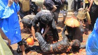 Perang tomat pun dimulai! Satu ton tomat busuk dilempar ke sana-kemari, jeritan histeris saling bersahutan. Seru sekali! (Yudha/detikcom)