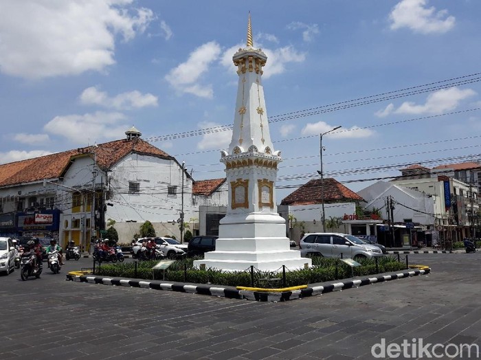 Tugu Yigya saat hari tanpa bayangan