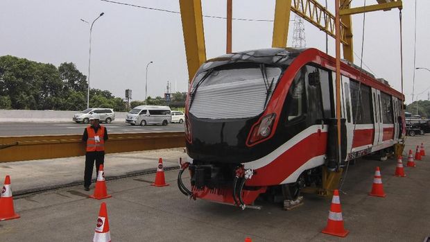 Tiru Jakarta, Khofifah Kaji Pembangunan LRT di Jatim