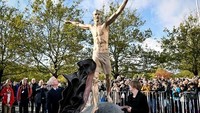 Patung perunggu setinggi 2,7 meter ini dibuat oleh seniman Swedia bernama Peter Linde. Beratnya 500 kilogram. Butuh waktu 4 tahun untuk membuatnya sempurna seperti Zlatan. (Johan Nilsson/Reuters)