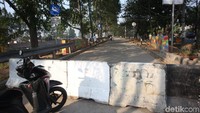 Meski diperuntukkan untuk pesepeda dan pejalan kaki, dalam praktiknya banyak penghalang seperti barrier atau pembatas beton yang menyulitkan pesepeda untuk melintas. (Foto: Agung Pambudhy/detikHealth)  