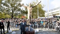 We are Zweden!!! tulis Zlatan di Instagram saat meresmikan patung dirinya di kampung halamannya di Kota Malmo, Swedia pada Selasa (8/10) pekan lalu. (Johan Nilsson/Reuters)