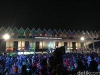 Berpakian Adat Papua, Mendikbud Lepas Pawai Kedigdayaan Nusantara