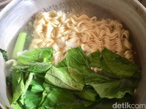 mie instan kuah susu