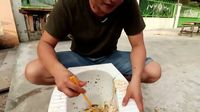 Bukan Mangkuk, Youtuber Ini Makan Bakso Pakai Dudukan Kloset Jongkok