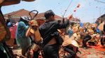 Tak Hanya Spanyol, Lembang Juga Punya Festival Perang Tomat Lho