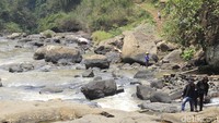 Curug Malela berada sekitar 69 kilometer dari Kota Bandung. Lokasinya di di Desa Cicadas, Rongga, Bandung Barat dan medannya cuukup sulit. Traveler pun harus trekking, maka itu pakai sepatu yang nyaman ya! (Yudha Maulana/detikcom)