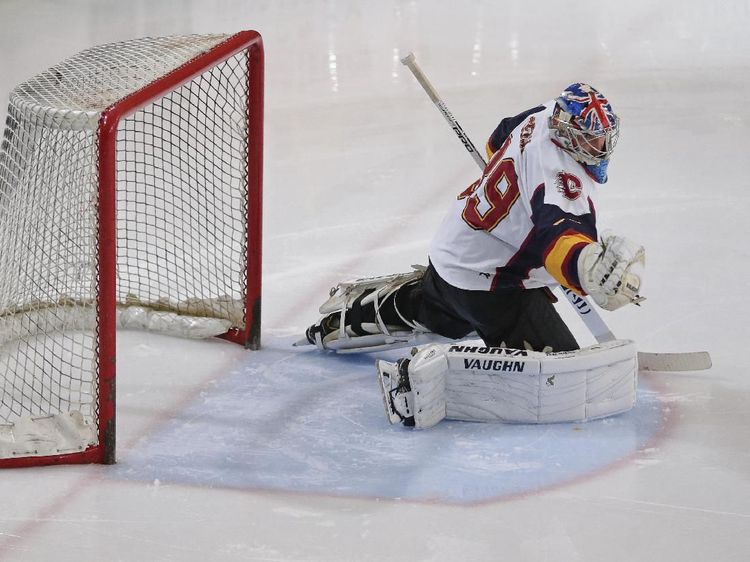 Petr Cech: Jago di Lapangan Rumput, Oke Juga di Hoki Es