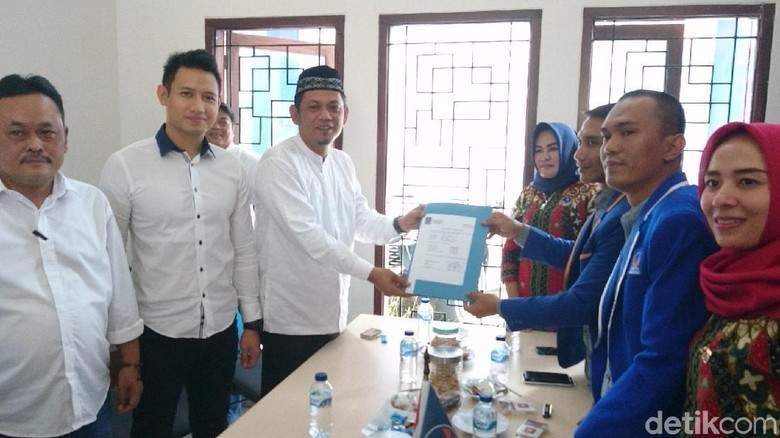 Pilwalkot Cilegon, Pesinetron Lian Firman Serahkan Formulir ke NasDem Pilwalkot Cilegon, Pesinetron Lian Firman Serahkan Formulir ke NasDem