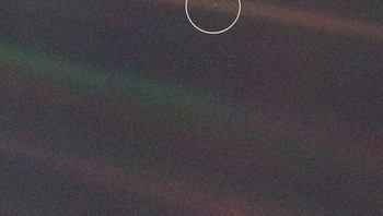Pale Blue Dot: Ini merupakan foto pertama yang menggambarkan sistem tata surya. Adalah Voyager 1 yang mengabadikannya pada 14 Februari 1990 dari jarak 6,4 triliun km. Gambar ini merupakan hasil dari 60 frame yang digabungkan menjadi satu. Foto: NASA