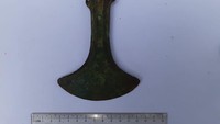 Kapak perunggu yang ditemukan di Situs Bobu Uriyeng berukuran panjang 13,5 cm lebar 9,5 cm dan tebal 1,5 cm (Hari Suroto/Balai Arkeologi Papua/Istimewa)