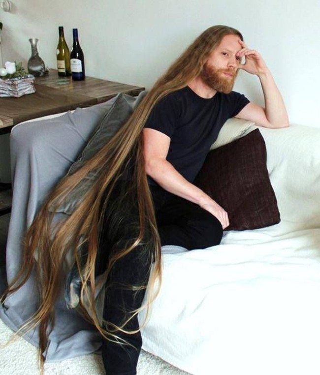 Hairfreaky itulah nama pria dengan rambut super panjang yang populer di Facebook. Dia memiliki mimpi yang tidak biasa: memanjangkan rambutnya sepanjang mungkin. Saat ini panjang rambutnya sudah menyentuh kakinya. Foto: Dok. Instagram