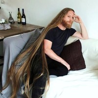 Hairfreaky itulah nama pria dengan rambut super panjang yang populer di Facebook. Dia memiliki mimpi yang tidak biasa: memanjangkan rambutnya sepanjang mungkin. Saat ini panjang rambutnya sudah menyentuh kakinya. Foto: Dok. Instagram
