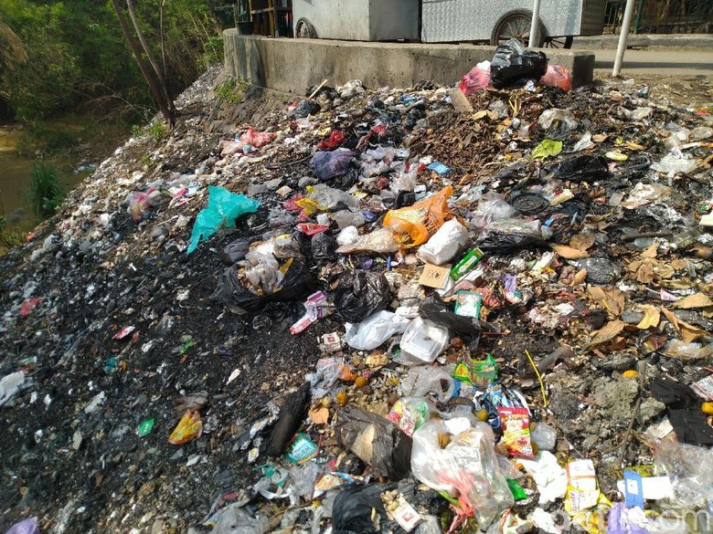 Jorok! Ada Tumpukan Sampah di Bawah Fly Over Cibinong Jorok! Ada Tumpukan Sampah di Bawah Fly Over Cibinong