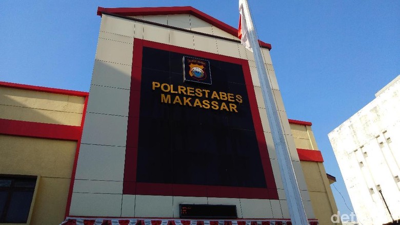 Eks Kabiro Jumras Minta Maaf ke Gubernur Sulsel di Kantor Polisi Eks Kabiro Jumras Minta Maaf ke Gubernur Sulsel di Kantor Polisi