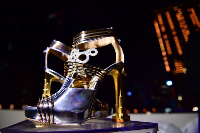 Antonio Vietri yang berasal dari Italia meluncurkan sepatu tersebut saat MIDE (Made in Italy, Designed in Emirates) Fashion Week di Dubai baru-baru ini. Harganya mencapai 15 juta pound sterling atau sekitar Rp 266 miliar! (Foto: GIUSEPPE CACACE / AFP)