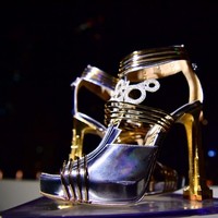 Antonio Vietri yang berasal dari Italia meluncurkan sepatu tersebut saat MIDE (Made in Italy, Designed in Emirates) Fashion Week di Dubai baru-baru ini. Harganya mencapai 15 juta pound sterling atau sekitar Rp 266 miliar! (Foto: GIUSEPPE CACACE / AFP)