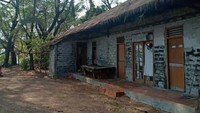Dahulu jadi tempat liburan Keluarga Cendana, kini Pulau Bulat dijaga oleh orang kepercayaan. Penginapan yang dahulu dipakai oleh Keluarga Cendana berlibur kabarnya juga dibiarkan begitu saja (Widiarini/dTraveler)