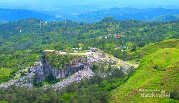 Keeksotisan Batu Naitapan tidak kalah dengan keindahan Fatunausus dan kini Batu Naitapa merupakan salah satu primadona wisata Mollo Utara. Dari ketingian ini, kita bisa melihat lanskap desa-desa yang berada di kaki Batu Naitapan. (Beautiful Timore/dtraveler) Keeksotisan Batu Naitapan tidak kalah dengan keindahan Fatunausus dan kini Batu Naitapa merupakan salah satu primadona wisata Mollo Utara. Dari ketingian ini, kita bisa melihat lanskap desa-desa yang berada di kaki Batu Naitapan. (Beautiful Timore/dtraveler)