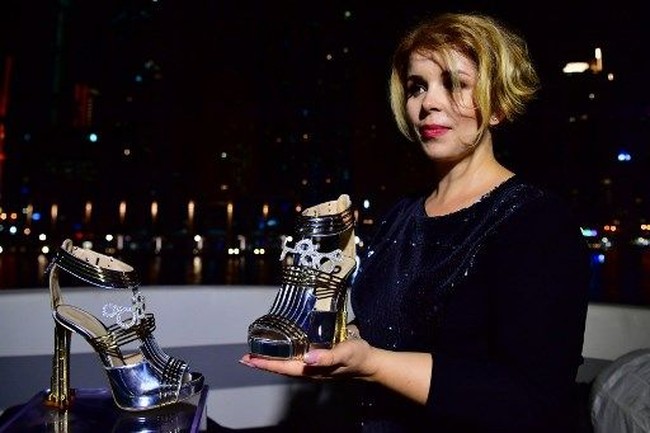 Pernah terbayang seperti apa bentuk sepatu termahal di dunia? Seperti inilah rupa sepatu yang diklaim paling mahal seantero dunia ciptaan desainer Antonio Vietri. (Foto: GIUSEPPE CACACE / AFP)