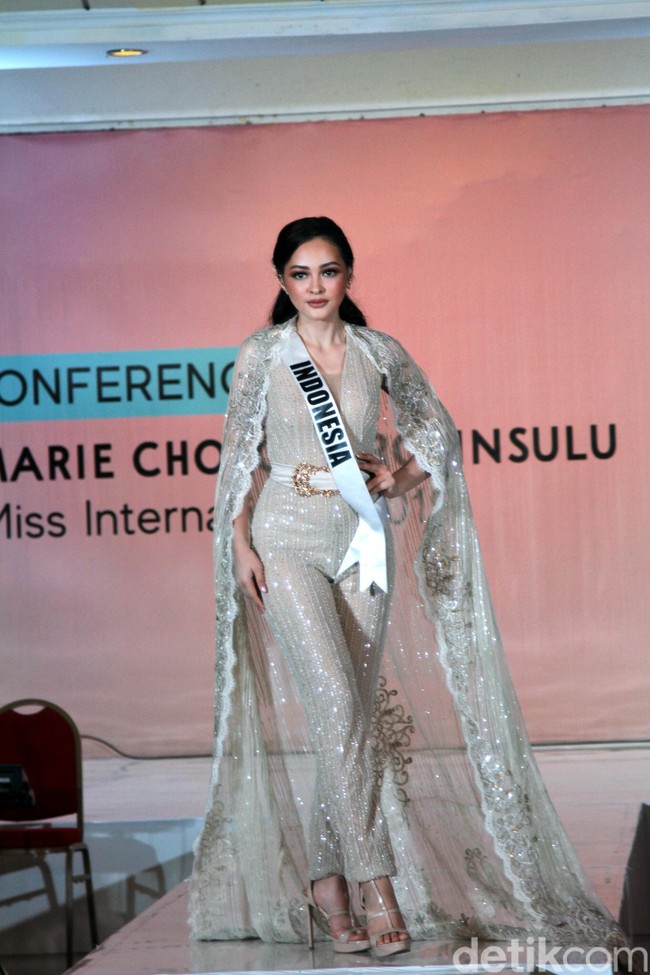 Budaya Indonesia ditampilkan di jumpsuit yang dipakai Jolene Marie ini melalui penggunaan bordiran Jawa Timur. Belt emas dari Le Ciel Design yang melengkapi gaya Jolene ini juga berbentuk bunga melati, yang ditetapkan sebagai puspa bangsa Indonesia. Foto: Muhammad Abduh/Detikcom