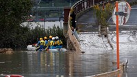 Topan monster itu pun menyebabkan 21 sungai di Jepang banjir, salah satunya Sungai Chikuma yang meluap di kawasan Prefektur Nagano, Jepang.  