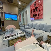 Adapun bagian yang dihiasi wallpaper Martinique yang dikatakan terinspirasi Beverly Hills Hotel. Tersedia pula sebuah bar untuk bersantai dengan nuansa Art Deco. Foto: Instagram @justinbieber