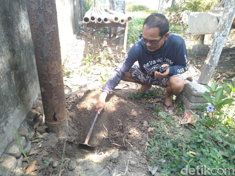 Tanah Berasap di Jombang Ternyata Akibat Kabel PJU Terkelupas Tanah Berasap di Jombang Ternyata Akibat Kabel PJU Terkelupas