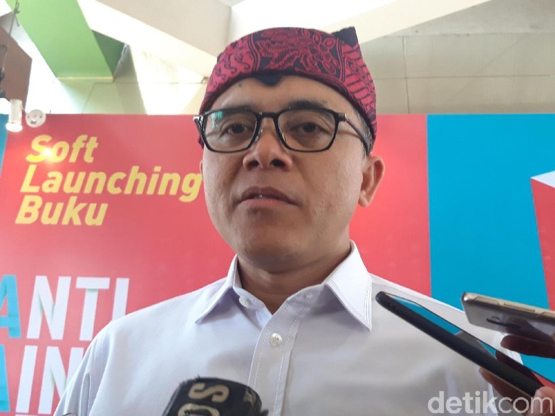 Anas Dedikasikan Bukunya untuk Bupati dan Calon Pemimpin Anas Dedikasikan Bukunya untuk Bupati dan Calon Pemimpin