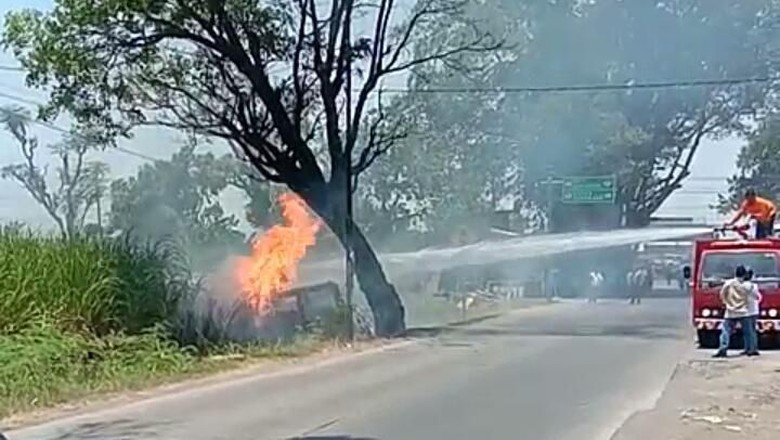 Mobil Terbakar di Kudus, 2 Orang Luka Mobil Terbakar di Kudus, 2 Orang Luka
