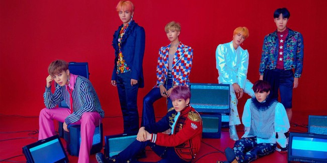 BTSBeberapa kali BTS juga kedapatan mengenakan baju dari koleksi wanita. Hal itu bisa dilihat dari beberapa pemotretan album terakhir mereka di mana beberapa member mengenakan item-item dari koleksi wanita Gucci dan aksesori Chanel. Sebelumnya V dan RM juga pernah terlihat mengenakan rok. Foto: Big Hit