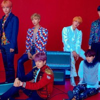 BTSBeberapa kali BTS juga kedapatan mengenakan baju dari koleksi wanita. Hal itu bisa dilihat dari beberapa pemotretan album terakhir mereka di mana beberapa member mengenakan item-item dari koleksi wanita Gucci dan aksesori Chanel. Sebelumnya V dan RM juga pernah terlihat mengenakan rok. Foto: Big Hit