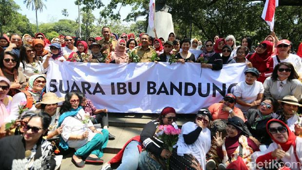Resah dengan Kondisi Bandung, Ibu-ibu Gelar Aksi Damai di Balai Kota