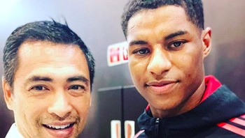 Berfoto bersama Marcus Rashford, striker MU. Foto: Instagram