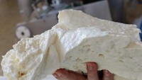Untuk perbandingan, 1 kg mozzarella membutuhkan sekitar 10 kg dadih dan 10 liter susu. Foto: Insider