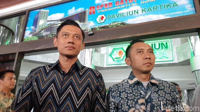SBY bersama AHY dan Ibas menjenguk Wiranto di RSPAD Gatot Soebroto