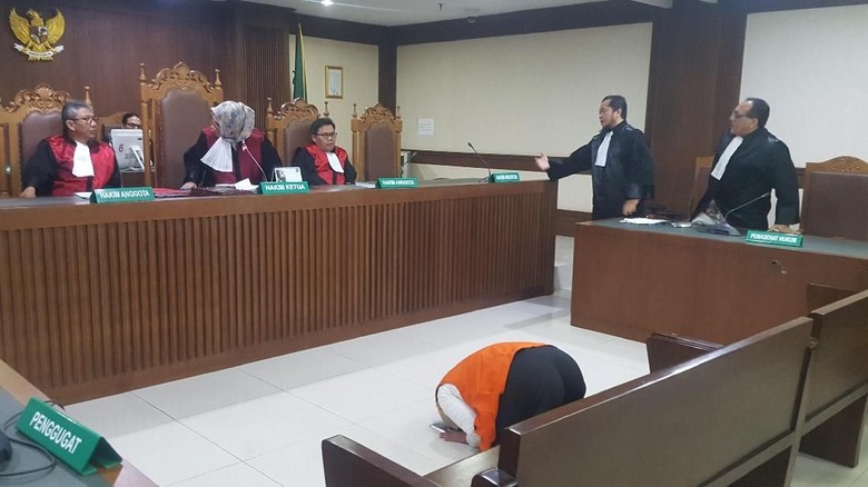 Pemviral Video Penggal Jokowi yang Divonis Bebas Langsung Sujud Syukur Pemviral Video Penggal Jokowi yang Divonis Bebas Langsung Sujud Syukur