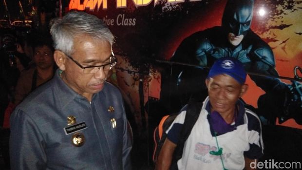 Bupati Luwu Timur (Lutim), Sulsel, Muhammad Thoriq Husler menjemput warganya yang mengungsi dari Wamena, Senin (14/10//2019)