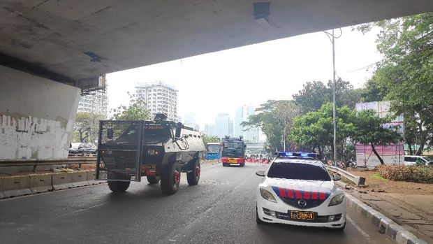 jalan Gatot Subroto dijaga baracura dan water canon