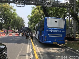 Hindari Razia, Pemotor Ini Lawan Arus hingga Terjepit TransJakarta