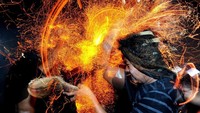 Sejumlah pemuda saling memukulkan api dari sabut kelapa saat mengikuti tradisi Mesiat Geni atau perang api di Desa Tuban, Badung, Bali, Minggu (13/10/2019).  
