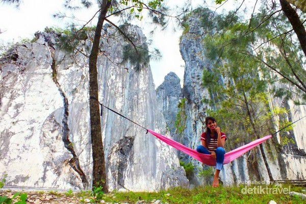 Keindahan alam Fatu (batu) Nausus di Kabupaten Timor Tengah Selatan, NTT, ini menjadi lokasi favorit ketika Anda berkunjung di Desa Fatukoto. Batu bekas penambangan marmer membuat kita seakan berdiri diantara tembok-tembok batu raksasa. (Beautiful Timore/dtraveler) Keindahan alam Fatu (batu) Nausus di Kabupaten Timor Tengah Selatan, NTT, ini menjadi lokasi favorit ketika Anda berkunjung di Desa Fatukoto. Batu bekas penambangan marmer membuat kita seakan berdiri diantara tembok-tembok batu raksasa. (Beautiful Timore/dtraveler)