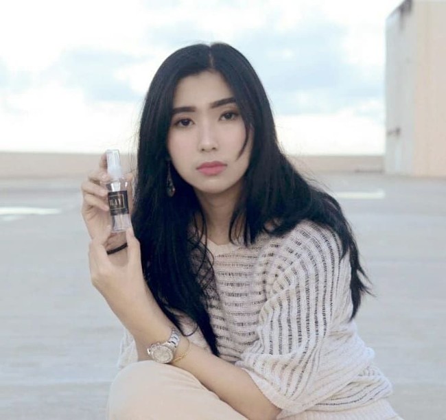 Malangnya, artis teater ini harus menanggung rasa malu dan sedih karena baru mengetahui jika calon suaminya ini telah memiliki dua istri dan anak yang baru lahir. Sejak makin dekat macam-macam saja masalah, jadi aku memutuskan untuk istikharah dan ya, Allah mempunyai rencana terbaik untukku, tulis Ellika. Foto: Instagram