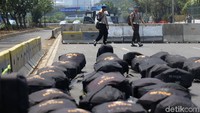 Ransel-ransel milik anggota polisi dijejerkan di Jalan Gatot Subroto.