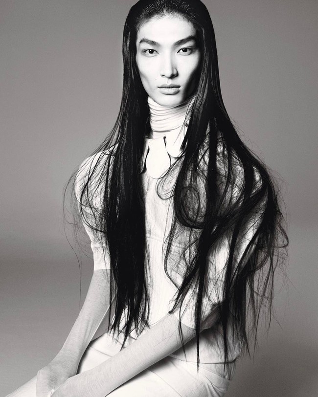 Zhang seperti dikutip Brightside dikenal sebagai model yang penampilannya unik dan sulit dilupakan. Dia memiliki kelenturan tubuh yang luar biasa. Lenturnya tubuh Zhang ini karena selama 10 tahun hidupnya mempelajari tarian tradisional China. Foto: Dok. Instagram