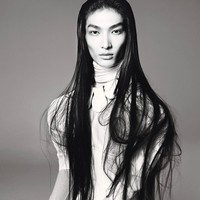 Zhang seperti dikutip Brightside dikenal sebagai model yang penampilannya unik dan sulit dilupakan. Dia memiliki kelenturan tubuh yang luar biasa. Lenturnya tubuh Zhang ini karena selama 10 tahun hidupnya mempelajari tarian tradisional China. Foto: Dok. Instagram