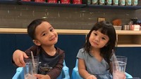 Berteman baik, Rafatar dan Gempita yang merupakan anak dari pasangan seleb hits Raffi Nagita dan Gading Gisel ini asyik minum bareng di restoran. Foto: Instagram