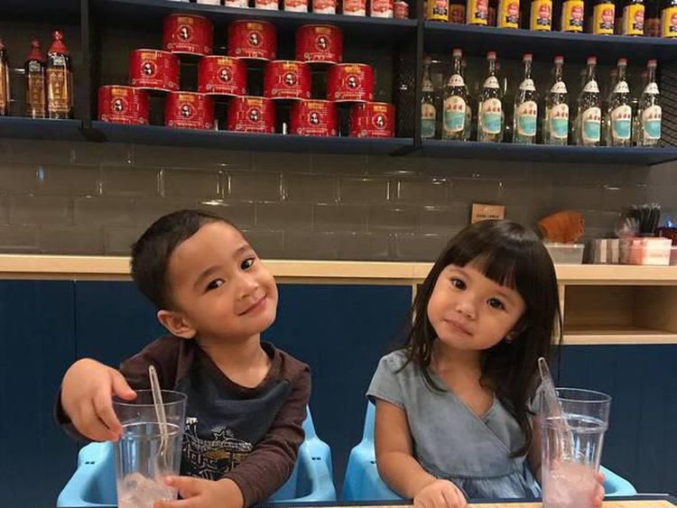 10 Potret Lucu dan Imut Anak Artis Saat Makan yang Bikin Gemas